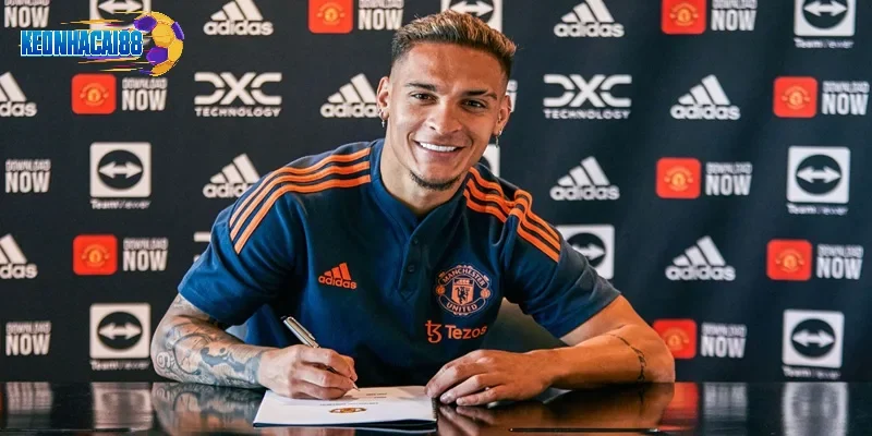 Cầu thủ sinh năm 2000 đến MU với bản hợp đồng đắt giá.